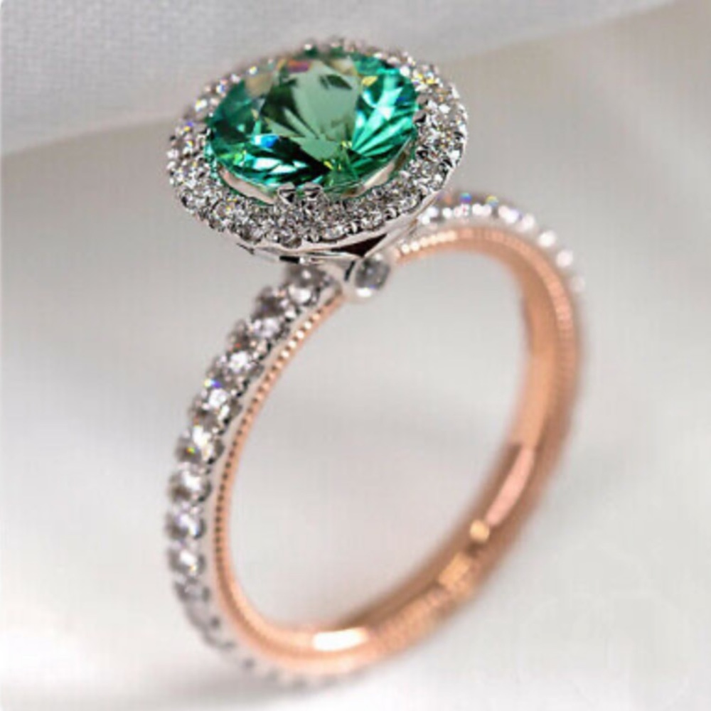 NEW Splendid Two Tone 925 St/Silver Ring Emerald. Size 7